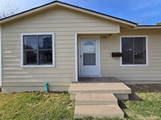 Photo - 12121 Hoblitzelle Dr House