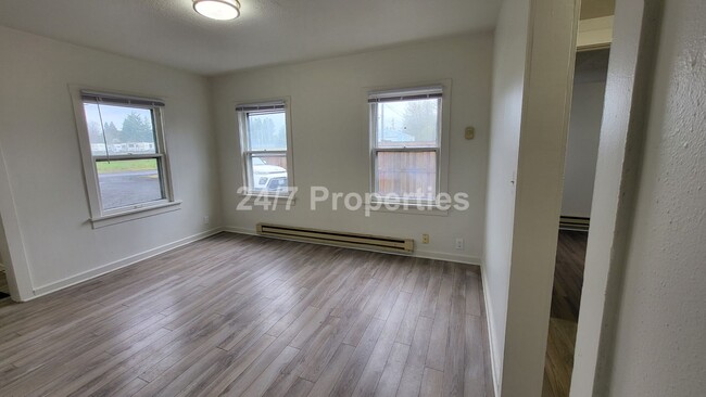 Building Photo - Cozy 2BD | 1 BA with Parking - Forest Grove