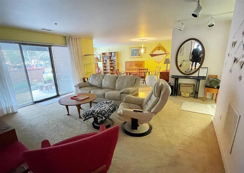 Primary Photo - Well Maintained 2 Bedroom Condo Unit