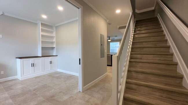 Foto del edificio - Charming 2-Bed Townhouse with on Ashley River Road!