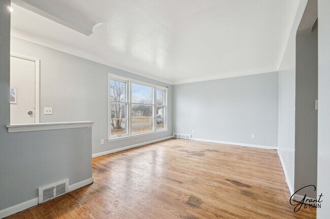 Foto del edificio - $1400 - Fully Renovated 3 Bed 1.5 Bath