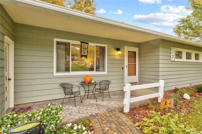 Building Photo - 3 br, 1 bath House - 383 Northfield Way