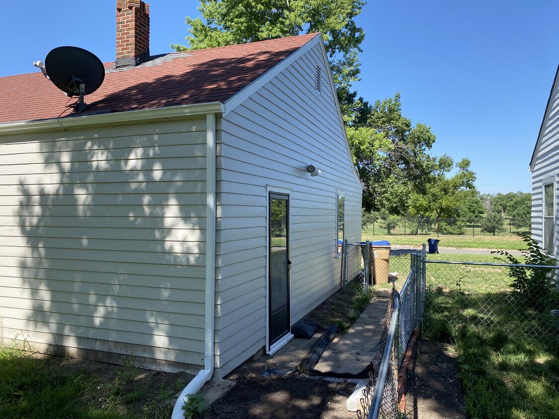 Building Photo - 1214 N Crestway St