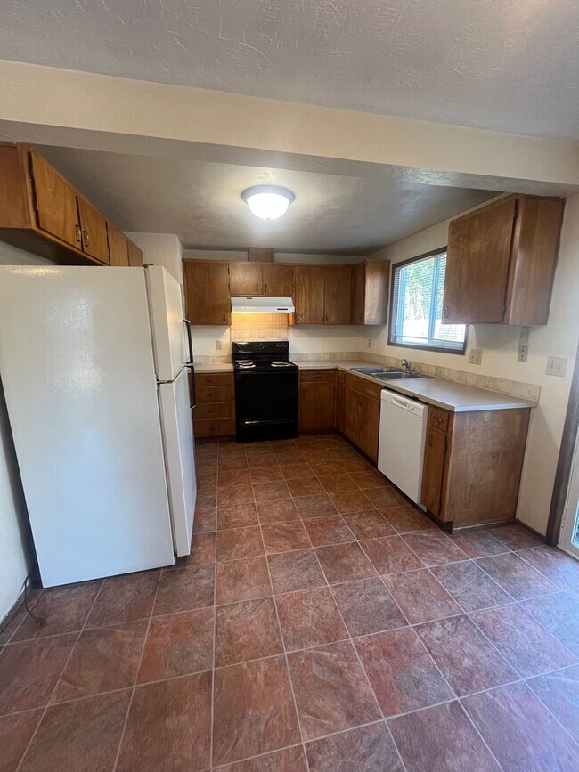 Building Photo - 3-Bedroom 2-Bathroom Single family home in...