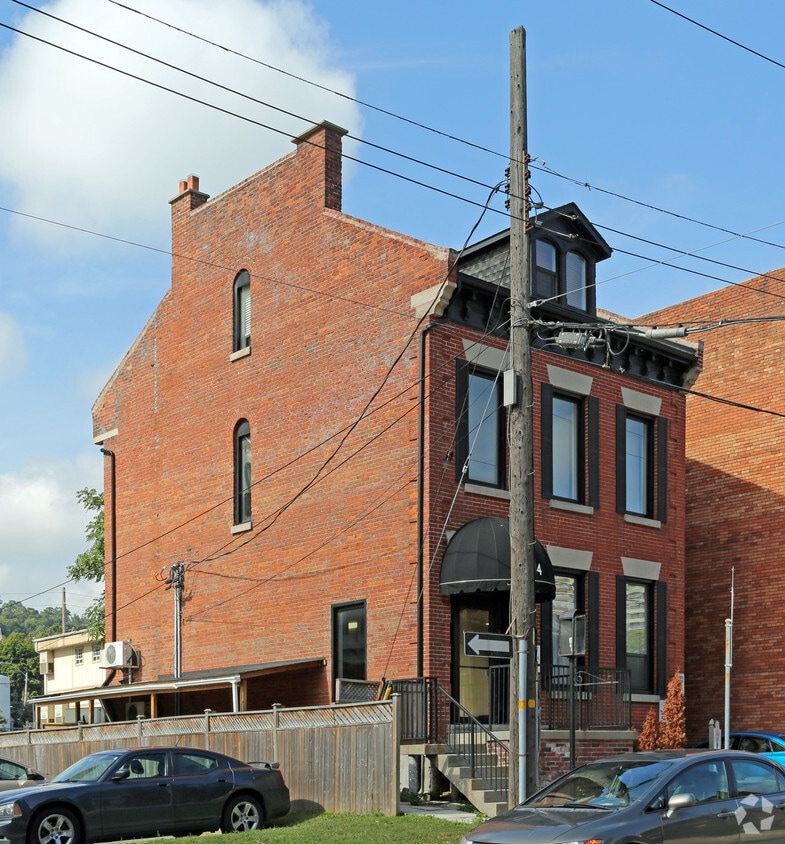 Photo du bâtiment - James & Forest Apartments