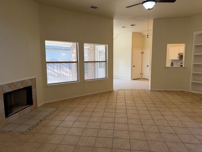 Sala de estar frente al comedor - 8107 Valley Trl