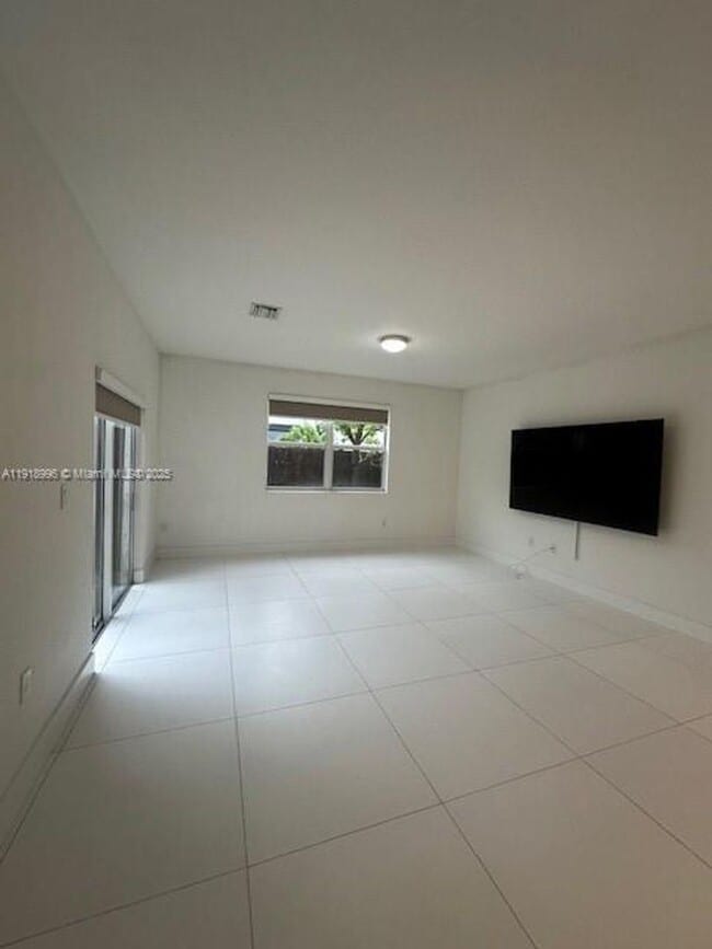 Building Photo - 1405 SE 26th Ter