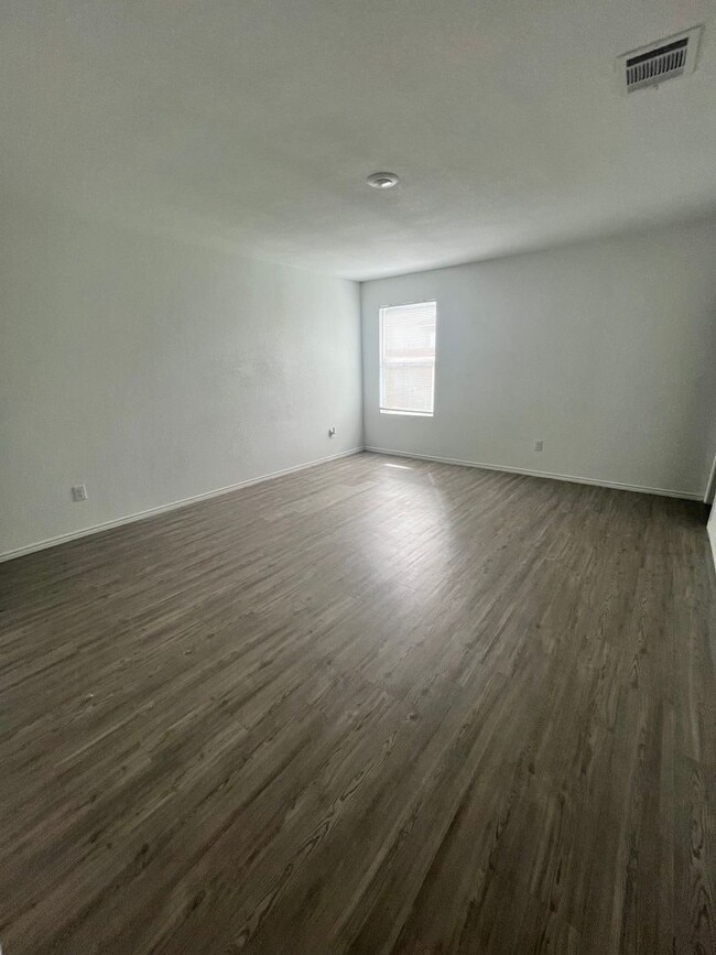 Building Photo - 2822 Millikan Dr