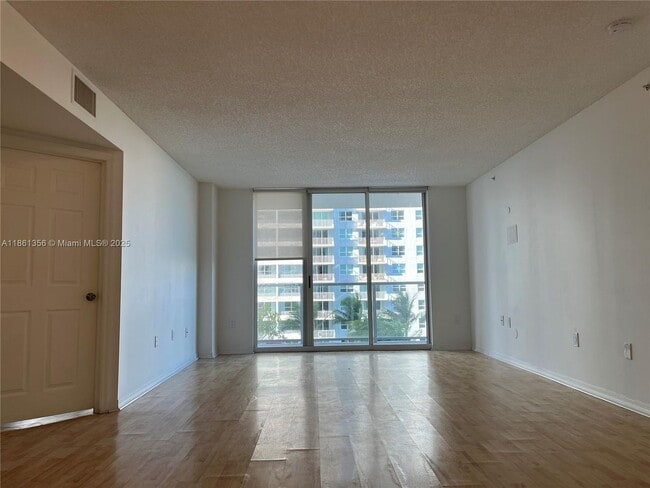 Building Photo - 1155 Brickell Bay Dr