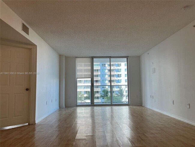 Foto del edificio - 1155 Brickell Bay Dr