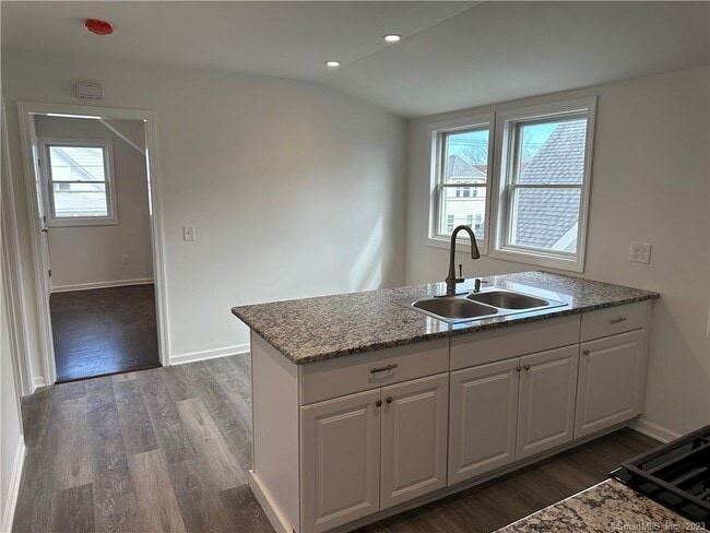 Foto del edificio - 761 Brewster St