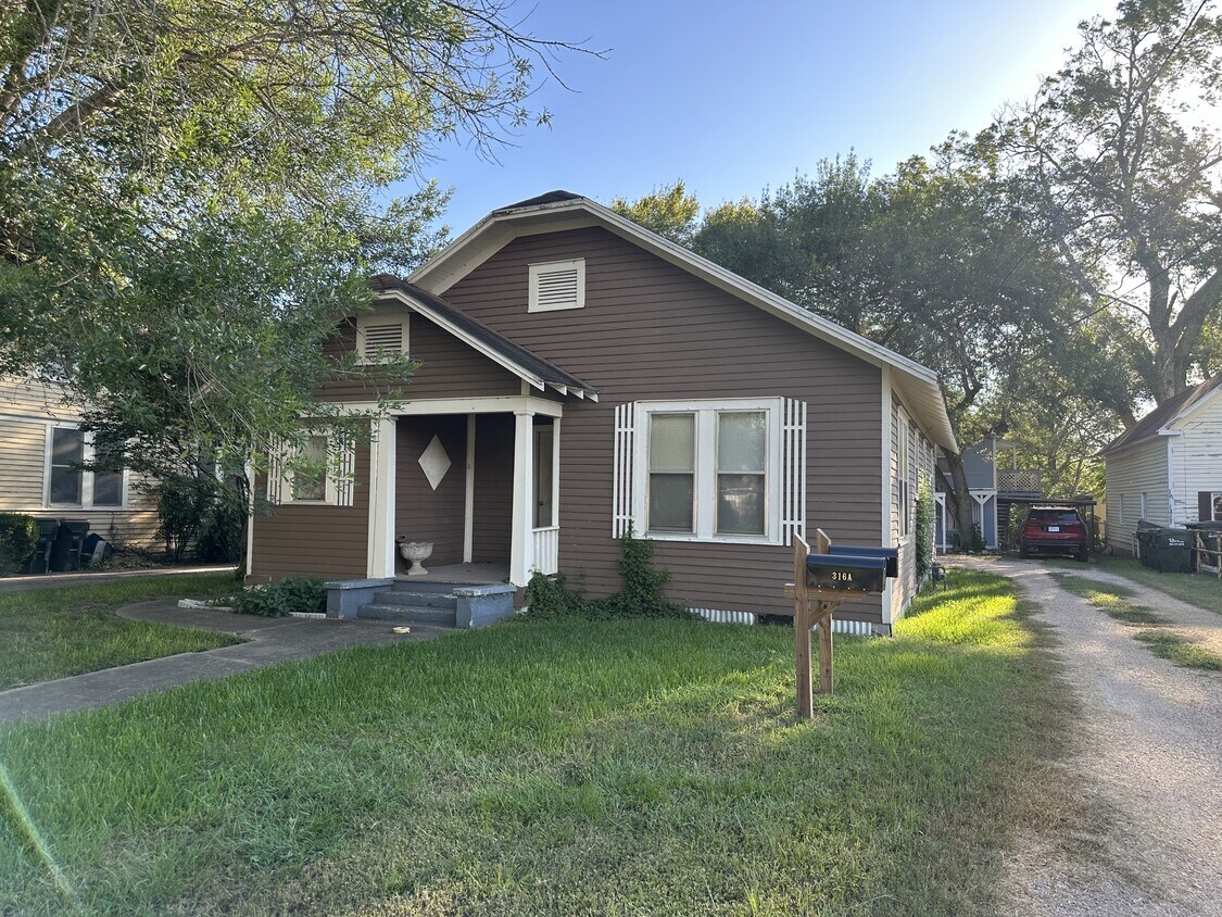 316 S Main St, Hallettsville, TX 77964 - House Rental in Hallettsville ...