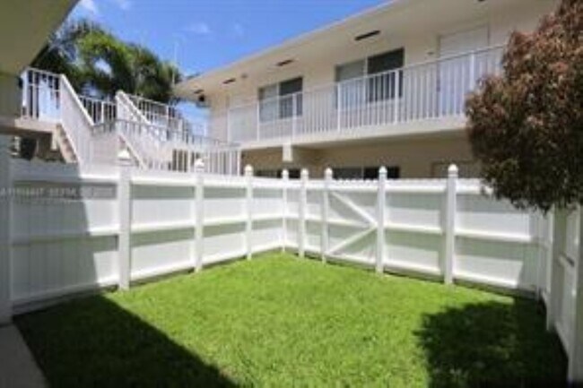 Foto del edificio - 1878 NE 46th St