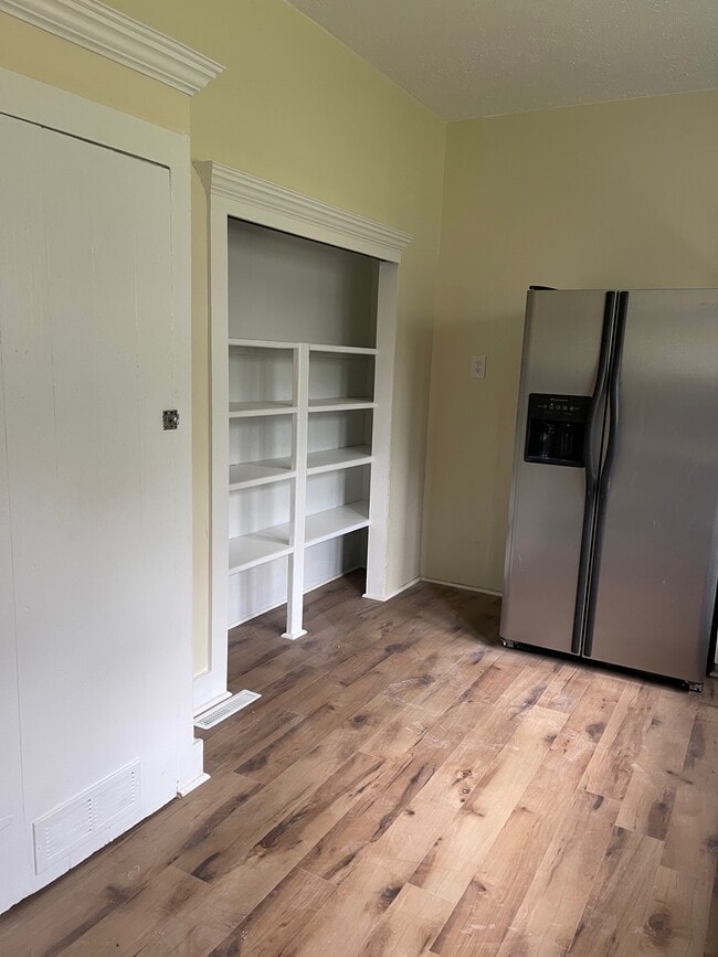 Building Photo - 406 E Halstead Ave