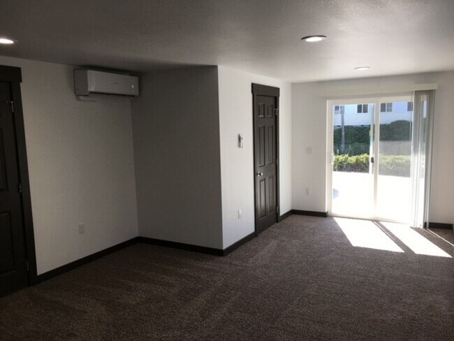Building Photo - Larry Duplex