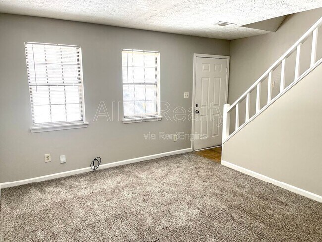 Foto del edificio - 120 Meadowbrook Ct
