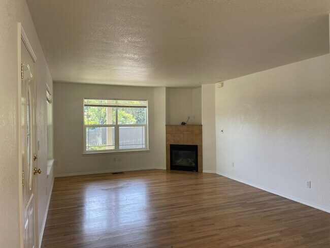 Building Photo - Very Nice 2 Bedroom 2.5 Bath Townhome-Loca...