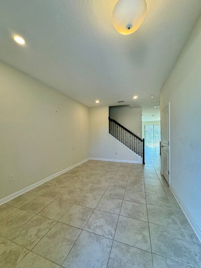 Foto del edificio - Spacious 3-Bed Townhouse with Scenic Views...