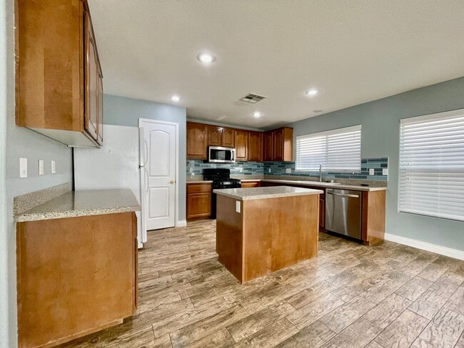 Building Photo - Home For Rent! Silverado Ranch 3beds/2Baths