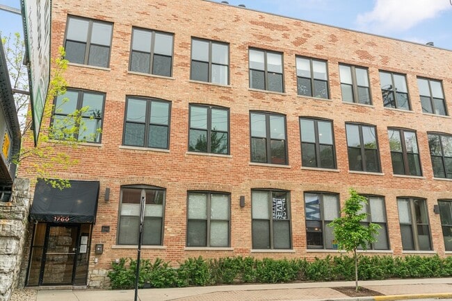 Building Photo - 1650 W Wrightwood Ave
