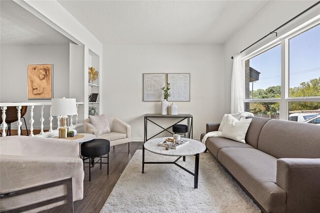 Building Photo - 907 E Oltorf St