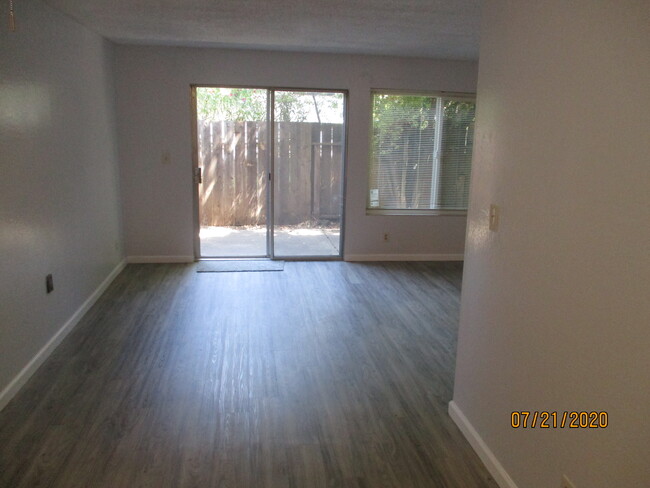 Living Rm - 19857 Forest Ave