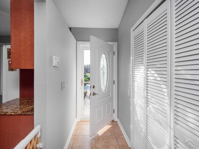 Foto del edificio - 744 Aquatic Dr