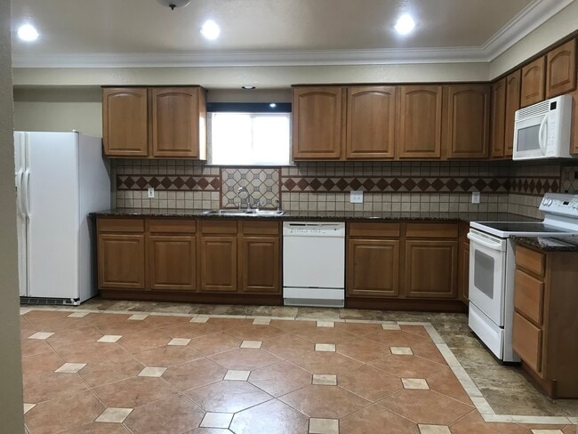 Building Photo - 2601 W 3rd St