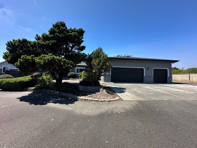 Building Photo - Bandon-Available Now