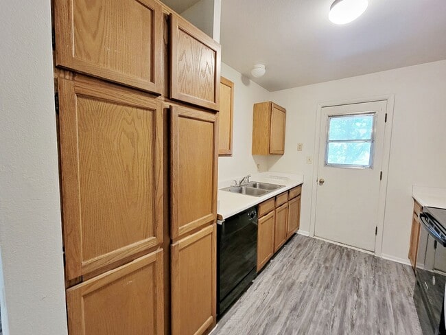 Building Photo - 3 Bedroom 2 Bath Condo Available Now!