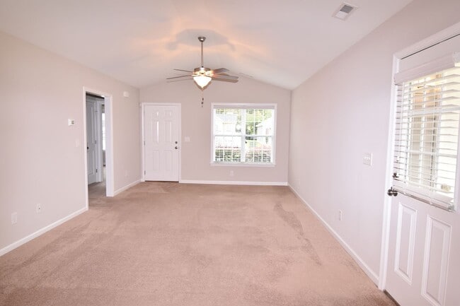 Foto del edificio - One Story Living 3 Bedroom 2 Bath Home