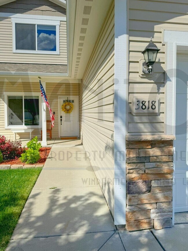 Building Photo - Stunning 5 Mile Area Home