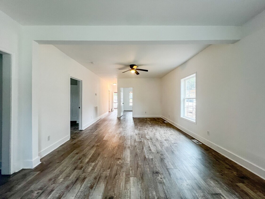Primary Photo - Spacious 3BR Home Near Judson Mill and Dow...