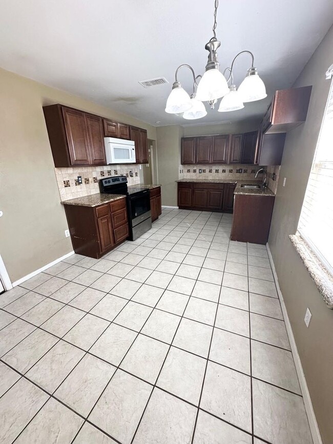 Foto del edificio - 3 Bed 1 Bath Ready to Rent!