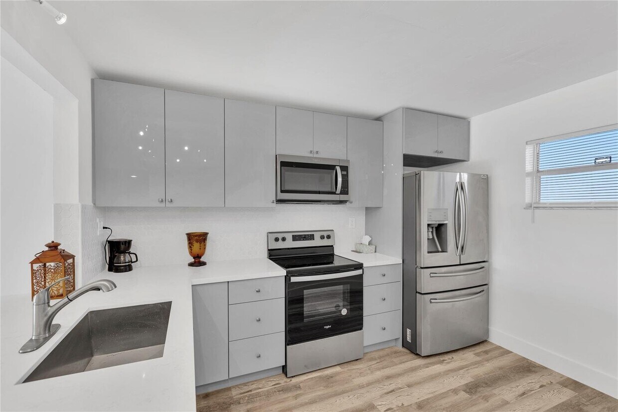 Foto principal - 3930 Inverrary Blvd