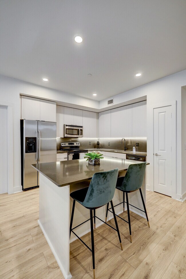 Building Photo - 2137 Pelham Dr