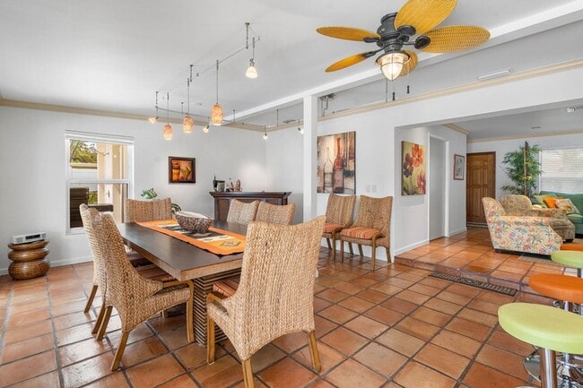 Building Photo - 2330 NE 48th St