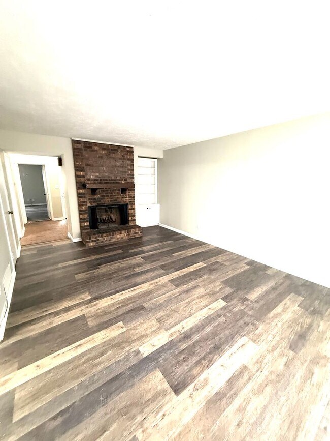 Building Photo - ** 3 Bed 2.5 Bath located close to Shakespear park ** Call 334-366-9198 to schedule a self-showin...