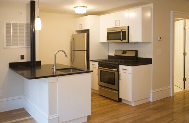 Foto del edificio - 658 Massachusetts Ave