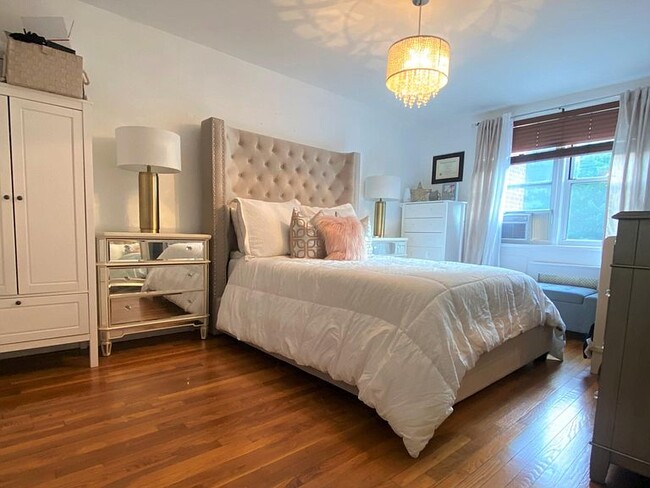 Large bedroom - 3 Sadore Ln