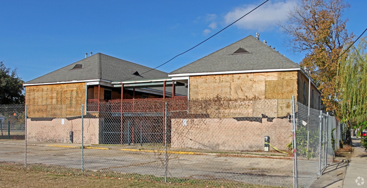 Primary Photo - 4100 Royal St