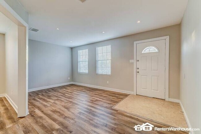 Building Photo - Newly renovated spacious 4 bed/2 bath, wit...