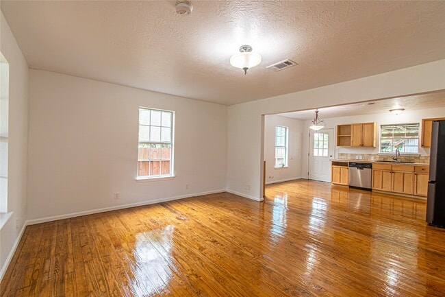 Foto del edificio - 633 Bradley St