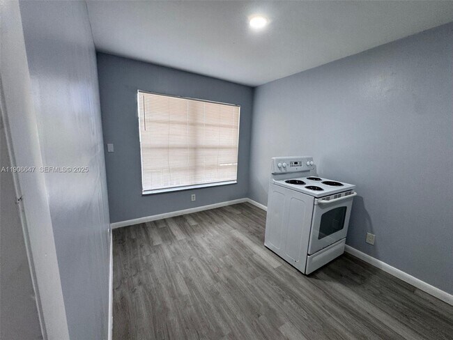 Foto del edificio - 6840 Pembroke Rd