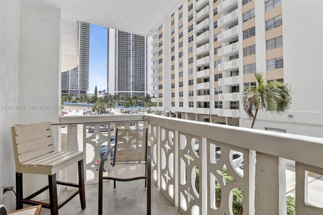 Foto del edificio - 1817 S Ocean Dr