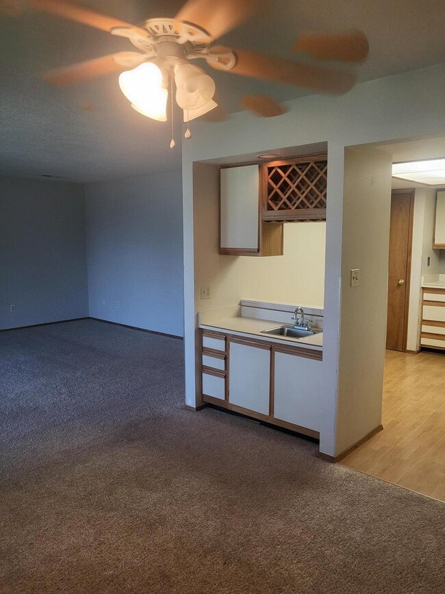 Building Photo - 831 Country Club Dr SE