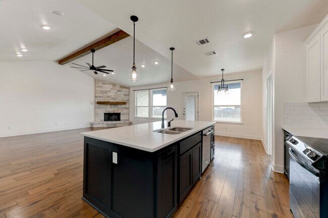 Foto del edificio - AVAILABLE NOW!