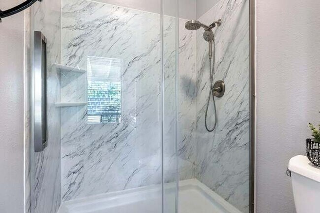 Foto del edificio - 7634 N Dearing Ave