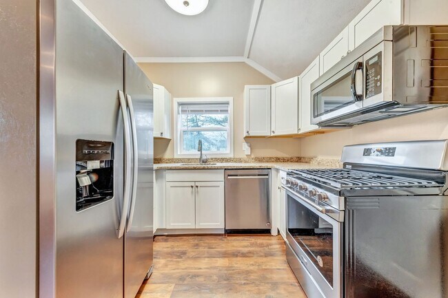 Building Photo - Cozy 1BR Home with Modern updates in Hopew...