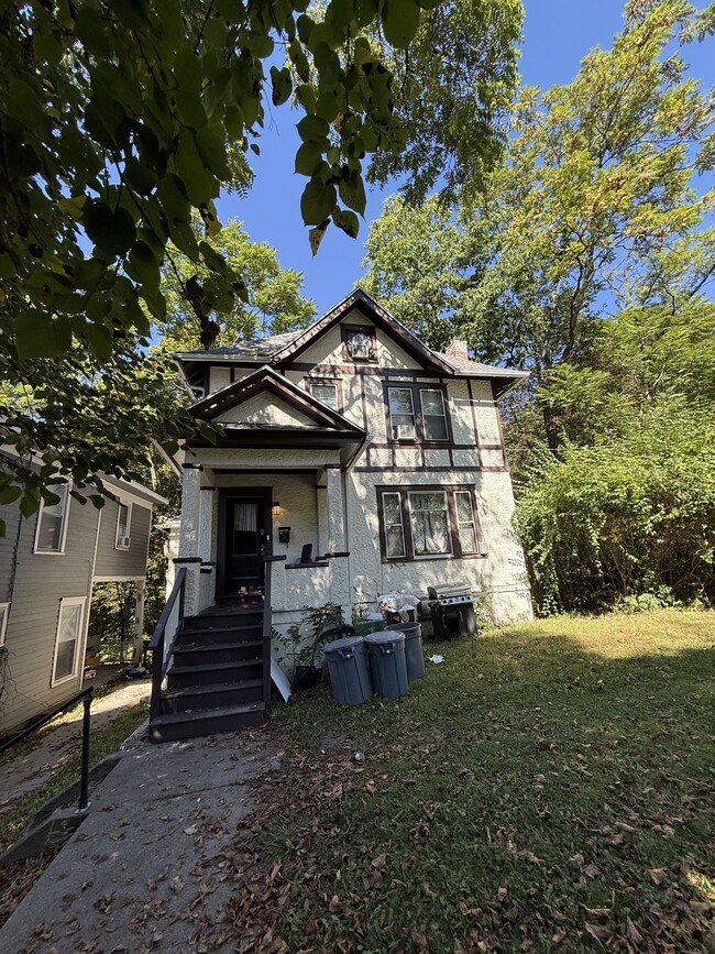 Building Photo - 132 University Ave